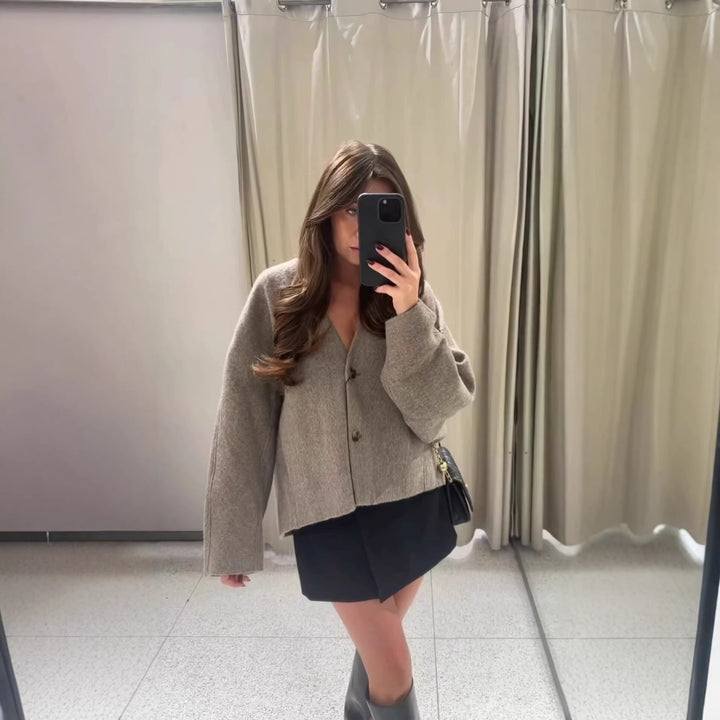 Women's Boxy Short Jacket made of Wool Blend with V-Neck and Two-Button Closure Mune Fashion