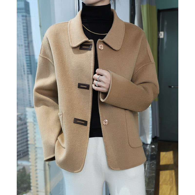 Ladies short coat made of wool blend with shirt collar, boxy silhouette and side pockets Mune Fashion