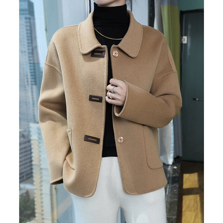 Ladies short coat made of wool blend with shirt collar, boxy silhouette and side pockets Mune Fashion