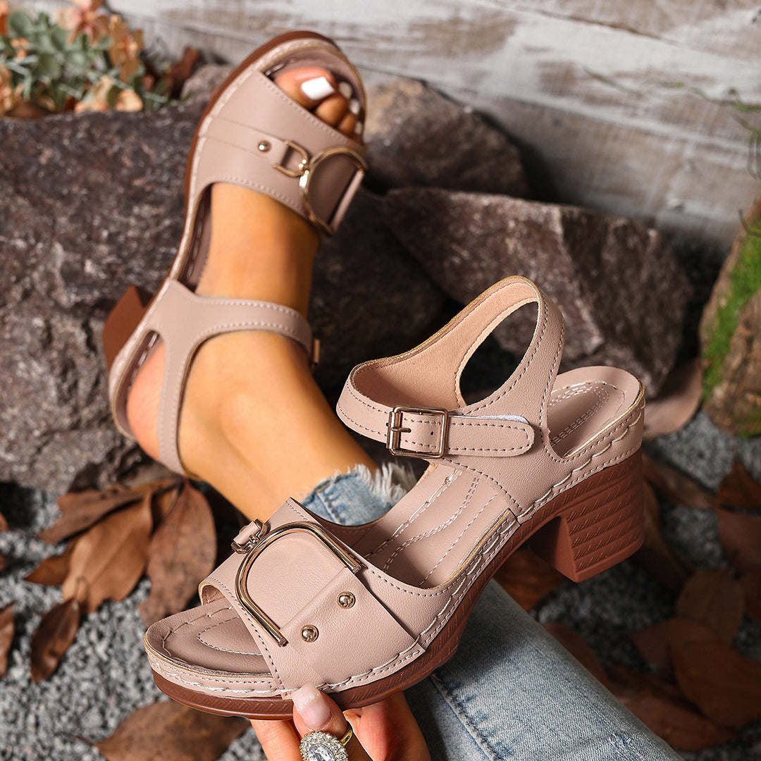 Damen Sandaletten mit mittelhohem Blockabsatz, verstellbarem Knöchelriemen und dekorativem Metallornament Mune Fashion
