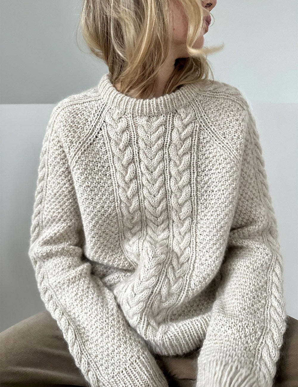 Women's oversized knitted sweater with cable pattern