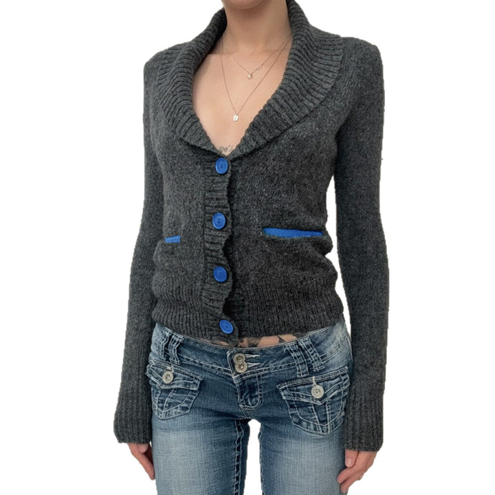 Women's short cardigan with shawl collar, decorative button placket and contrasting pocket piping Mune Fashion