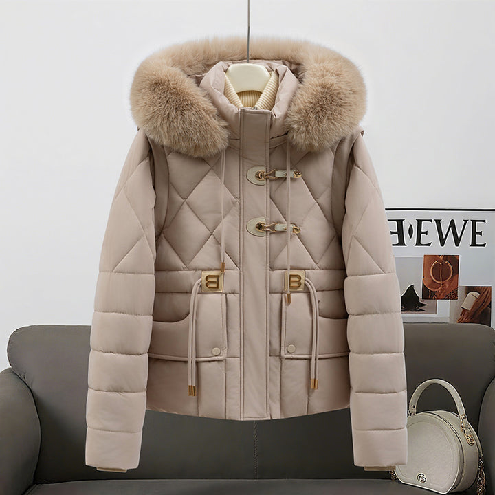 Women's short quilted hooded jacket with voluminous faux fur trim, drawstring waist, and flap pockets Mune Fashion