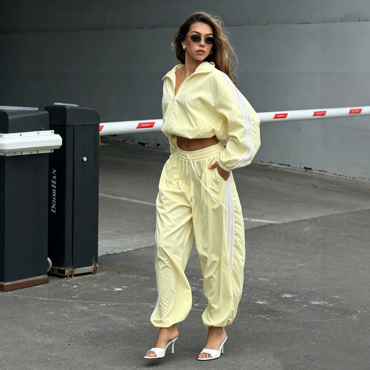 Women's oversized cropped training jacket and high-waisted jogger set with side stripes Mune Fashion
