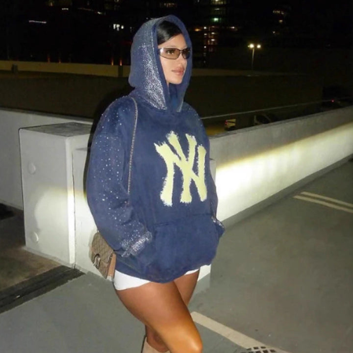 Women's oversized hoodie made of velvet fleece with distinctive logo print, glitter trim, and kangaroo pocket Mune Fashion