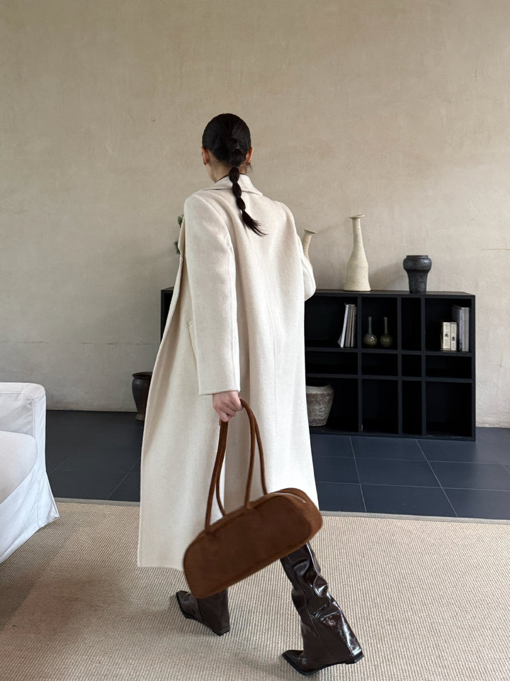 Women's Oversize Wool Coat with Structured Shoulder Section and Elegant Lapel Mune Fashion