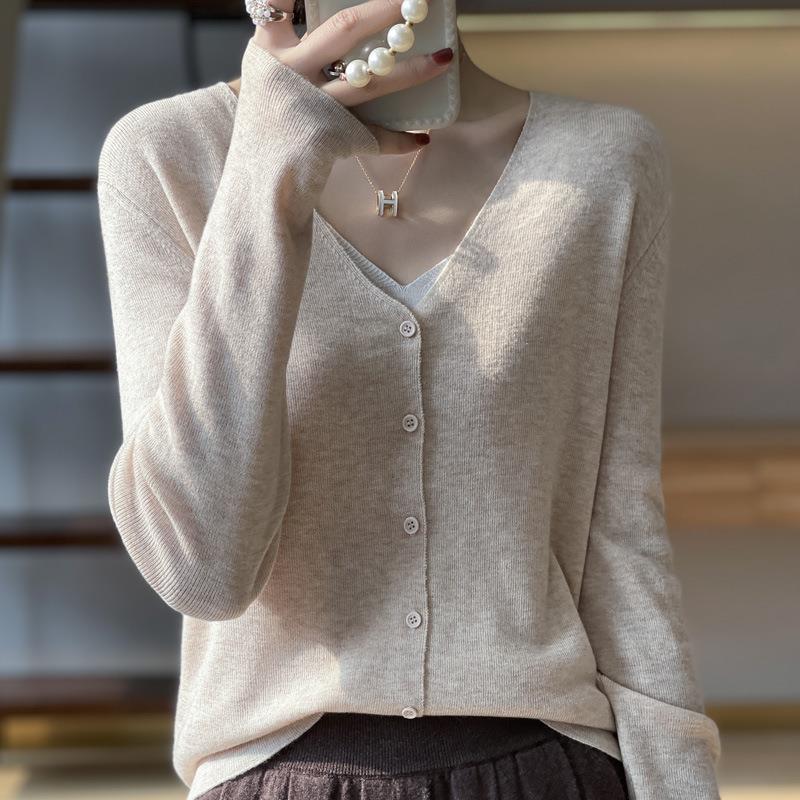 Women Light V-Neck Cardigan with Boxy Silhouette and Cashmere Look Mune Fashion