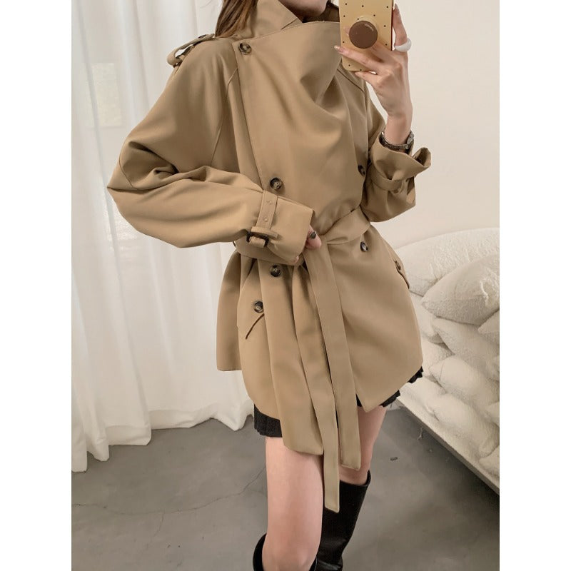 Women's short trench coat in a boxy cut with a high standing collar and adjustable waist belt Mune Fashion