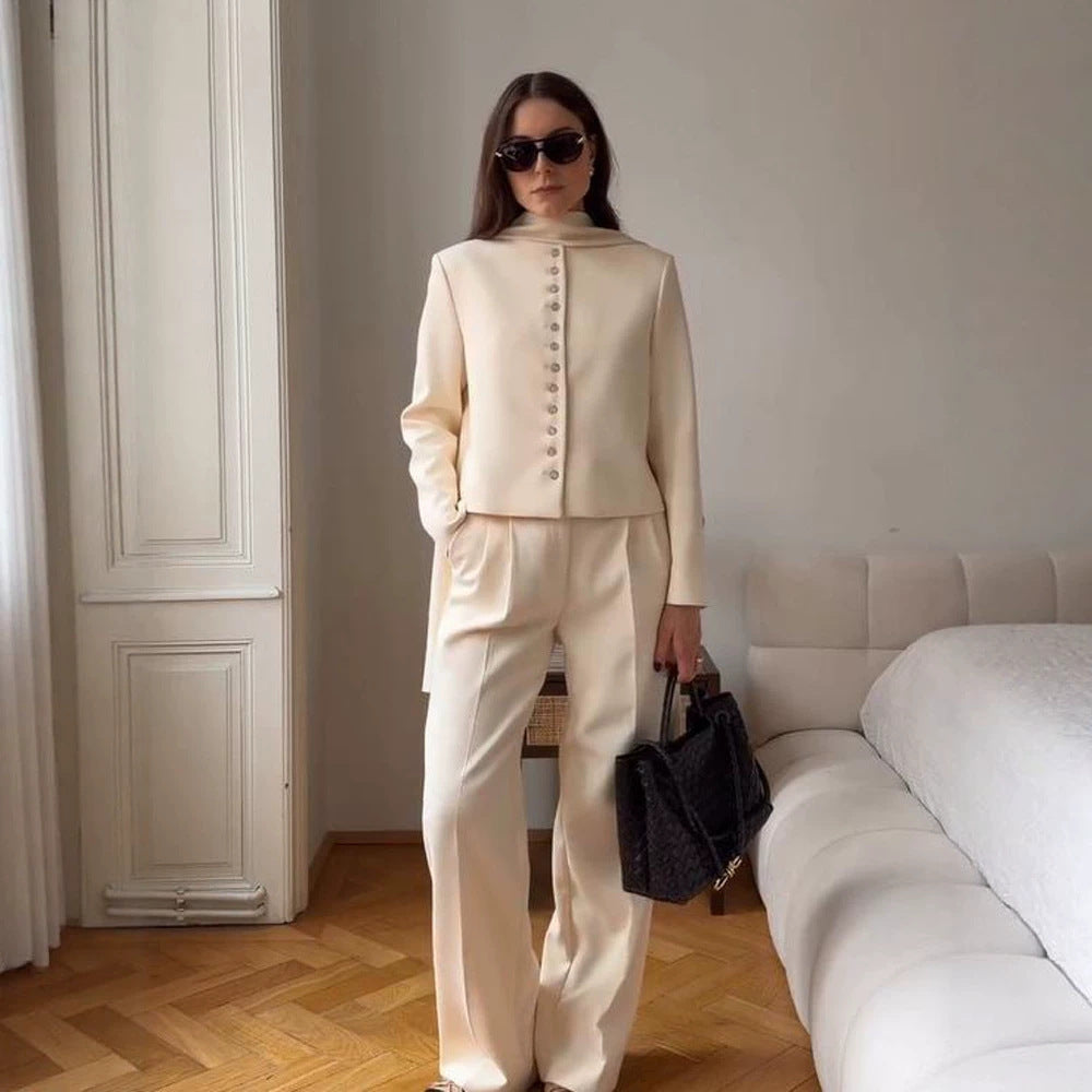 Women Elegant fitted short blazer with standing collar and decorative button placket Mune Fashion