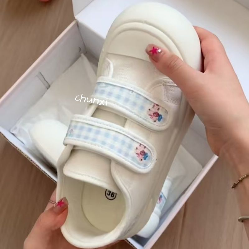 Women Sneakers with practical velcro closure and floral design Mune Fashion