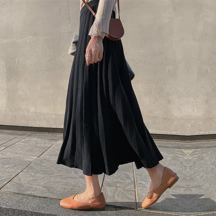 Ladies Long, pleated skirt made of soft material Mune Fashion