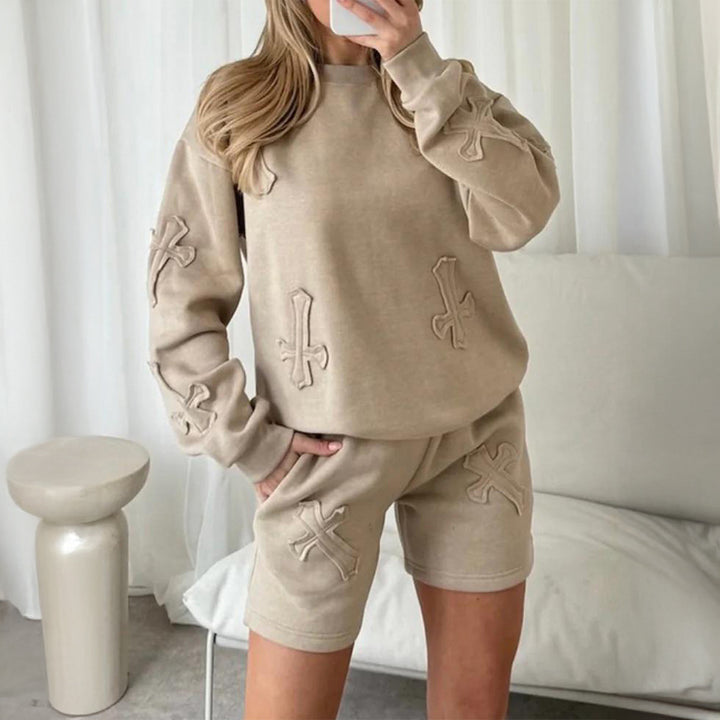 Women’s casual sweatshirt and short set with decorative bow appliqués, high round neckline and drawstring waistband Mune Fashion