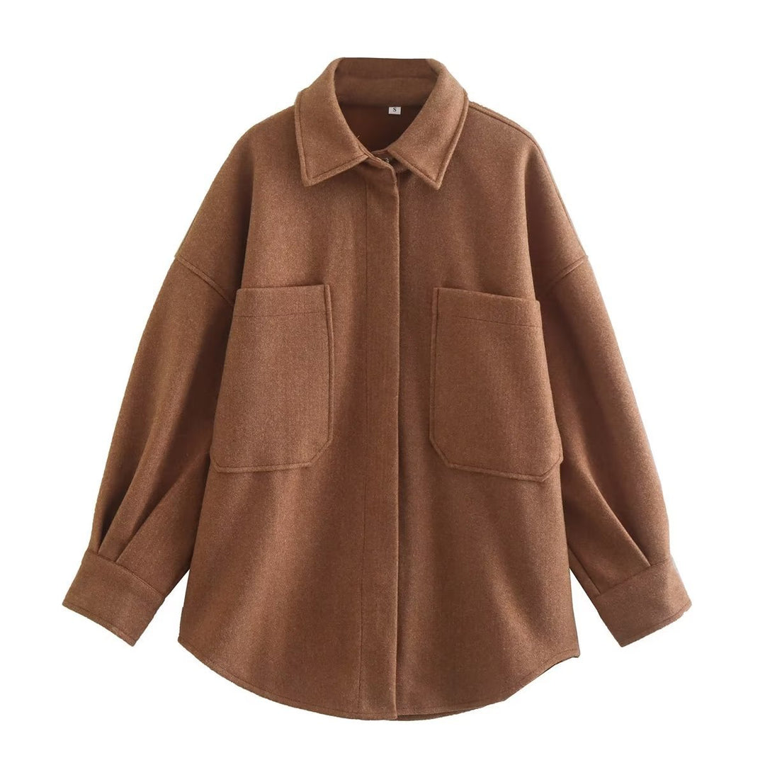 Women's casual shirt jacket in oversized cut with large patch pockets and rounded hem Mune Fashion