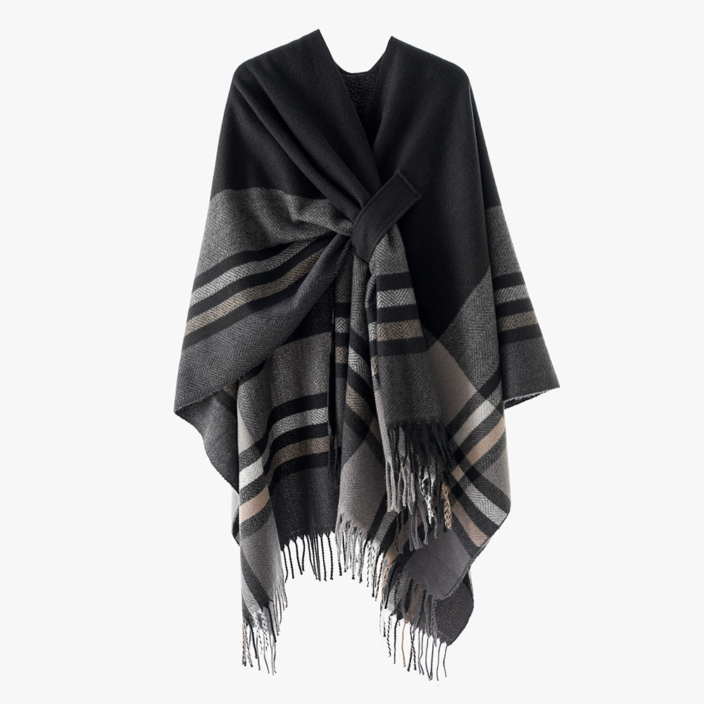 Ladies Revers-Cape made of a wool blend with a tie belt and plaid pattern Mune Fashion