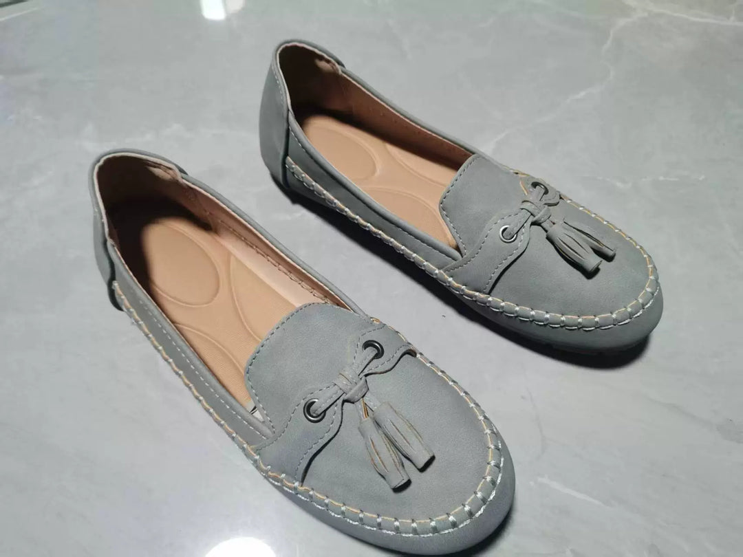 Ladies  classic moccasin slippers with tassels, hand-stitched frame seam and non-slip rubber sole Mune Fashion