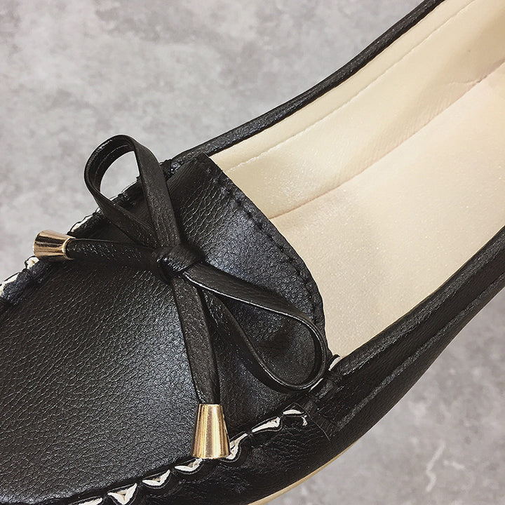Women's Leather Look Moccasin Slipper with Decorative Bow and Profiled Rubber Sole Design Mune Fashion