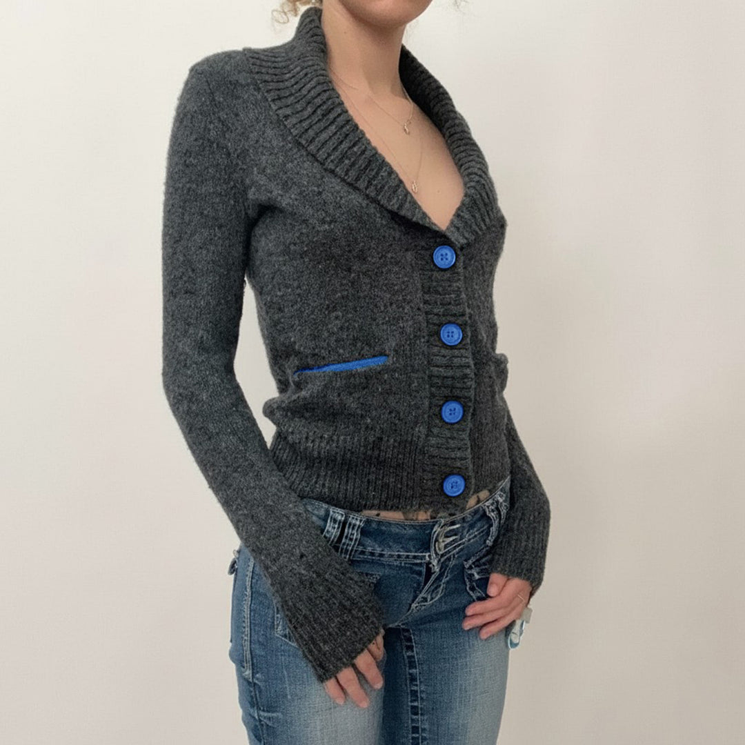 Women's short cardigan with shawl collar, decorative button placket and contrasting pocket piping Mune Fashion