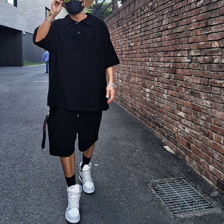 Men's urban wide leisure set with Henley collar, extended loose-fitting shirt and knee-length jersey shorts Mune Fashion