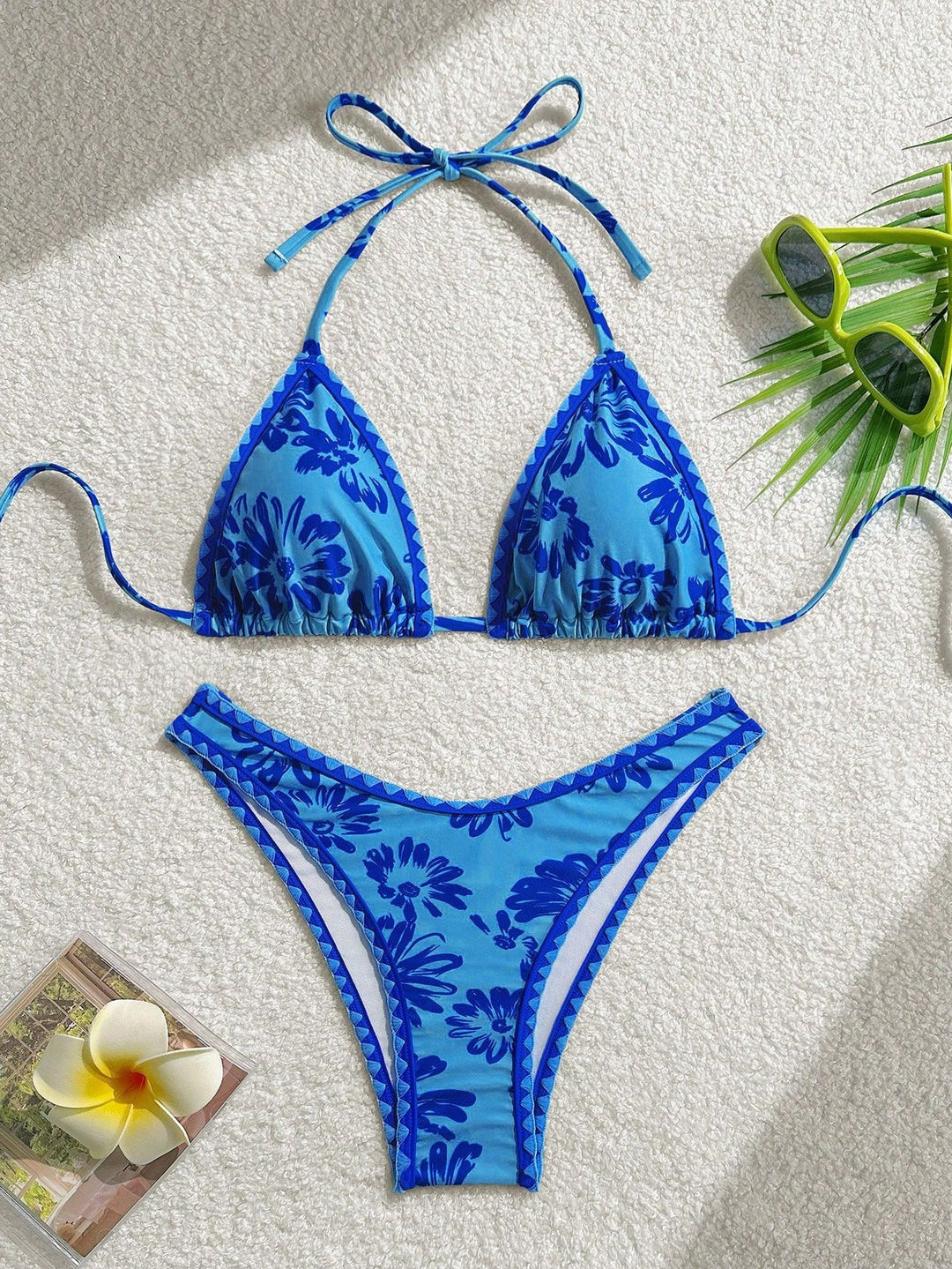 Women Triangle Bikini with Playful Floral Pattern Mune Fashion