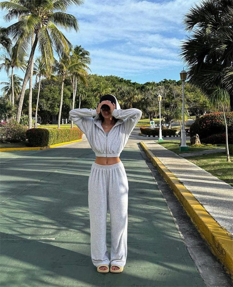 Women's velvet training suit two-piece with cropped hoodie and high waist jogger pants Mune Fashion