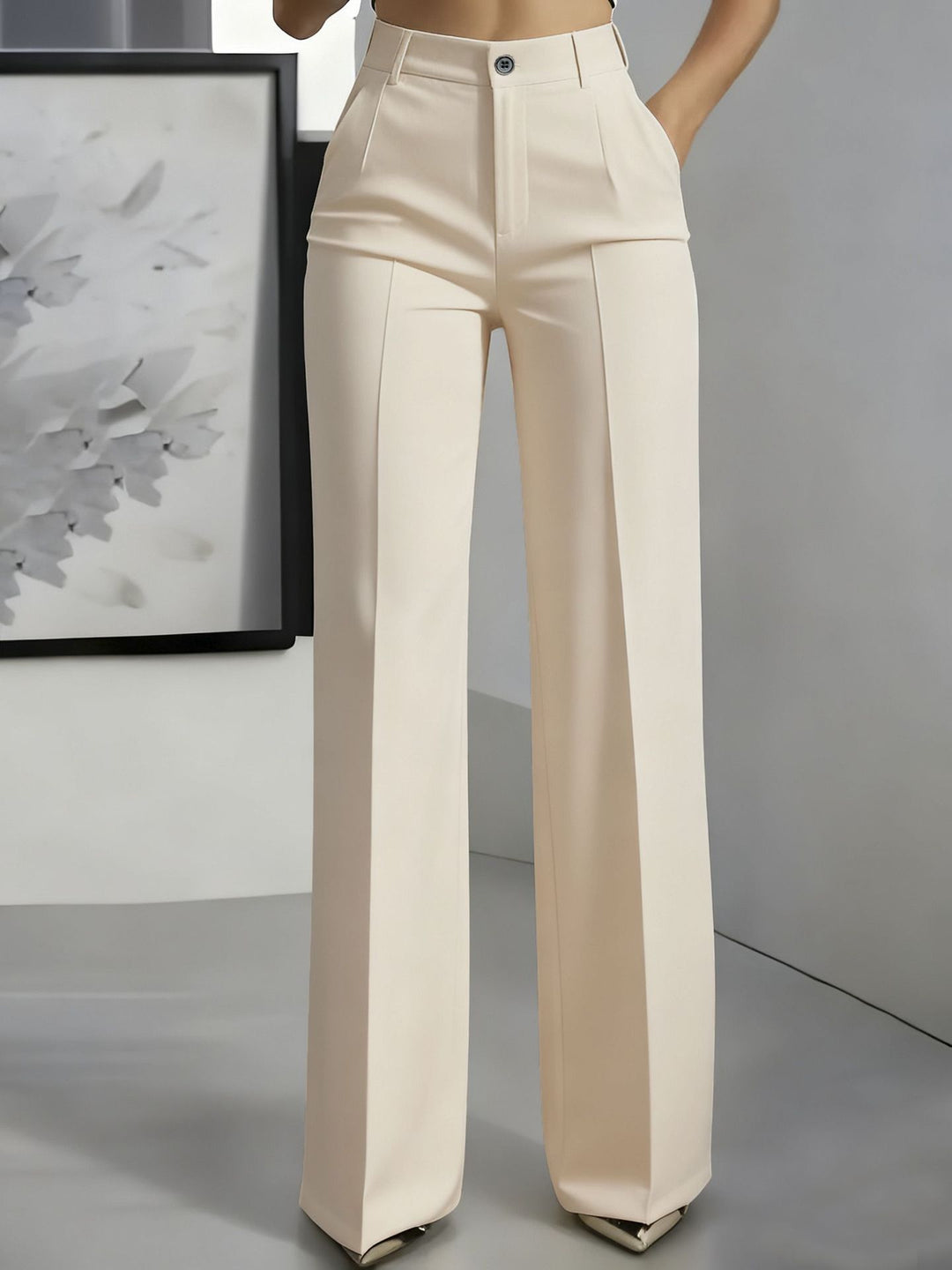 Women's high-waisted pleated trousers with wide leg and crease detail