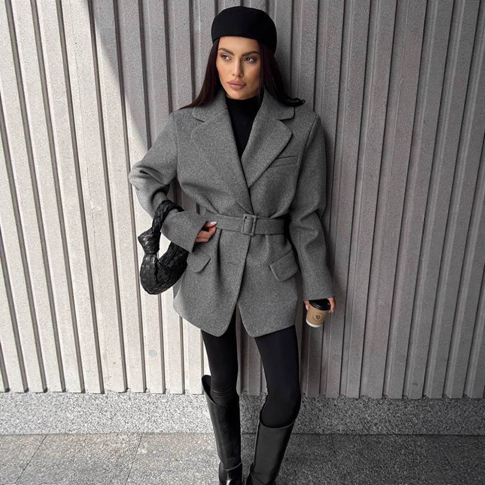 Women's short coat in blazer style made of wool blend with waist belt & flap pockets Mune Fashion