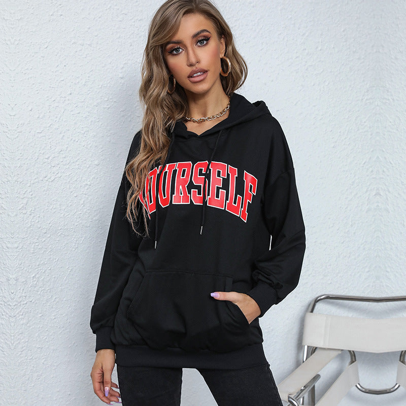 Women's oversized hoodie in college style with kangaroo pocket and front print Mune Fashion
