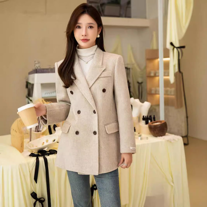 Women's double-breasted wool coat with lapel collar and feminine tailoring Mune Fashion