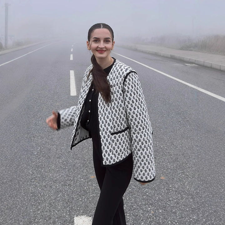 Ladies quilted short jacket with all-over pattern and contrasting piping Mune Fashion