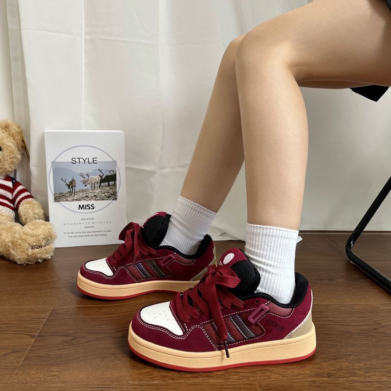 Women's lifestyle sneakers with padded insole and durable upper material Mune Fashion
