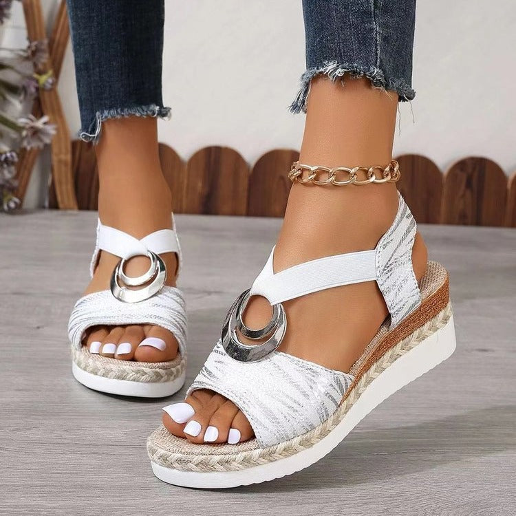 Damen Keil-Sandalen mit Metallic-Optik, dekorativem Ring und Elastik-Fersenriemen Mune Fashion