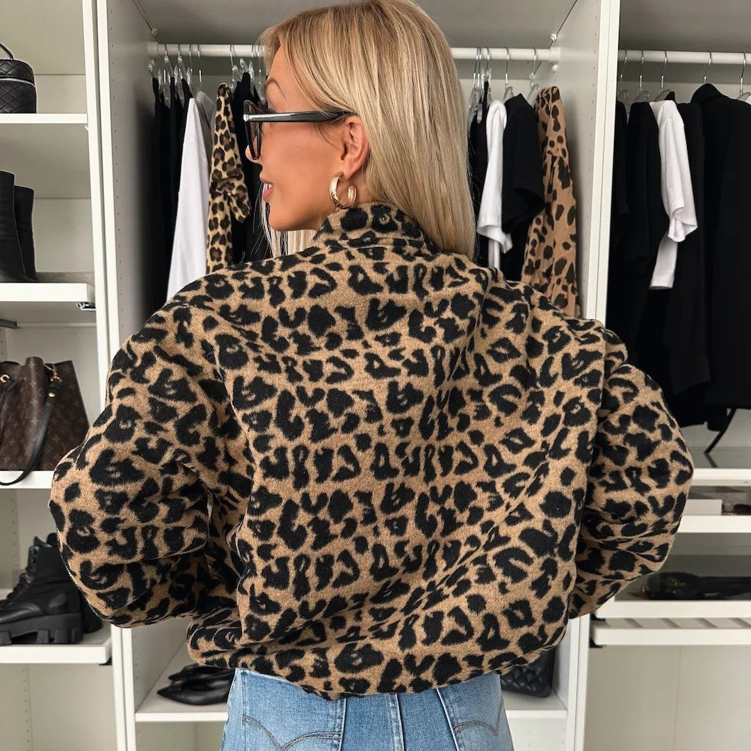 Women's short jacket in leopard print with stand-up collar, button placket, and elastic hem Mune Fashion