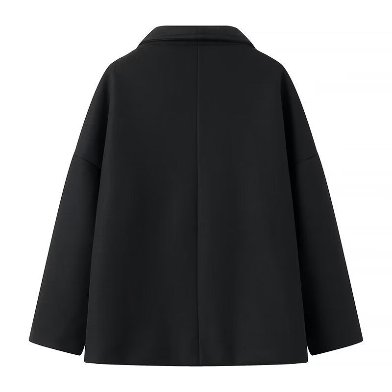 Women’s short coat in oversized cut with double-breasted closure and wide lapel collar Mune Fashion