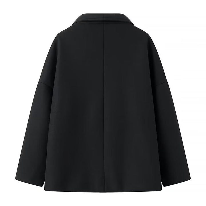 Women’s short coat in oversized cut with double-breasted closure and wide lapel collar Mune Fashion