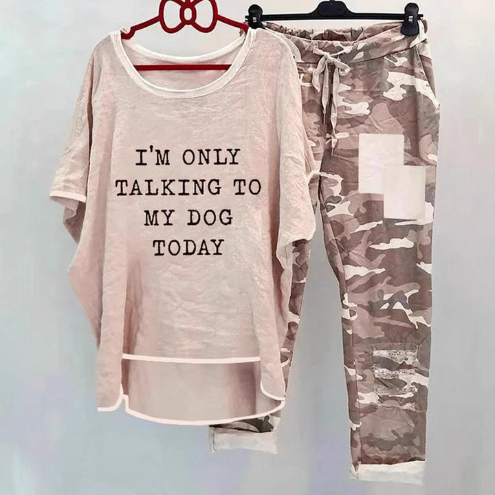 Women casual wide set with slogan print, loosely cut long shirt and camouflage joggers Mune Fashion