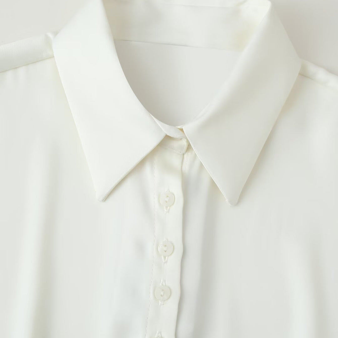 Women's lightweight blouse made of flowing crepe with a classic shirt collar, continuous button placket, and waist-enhancing darts.