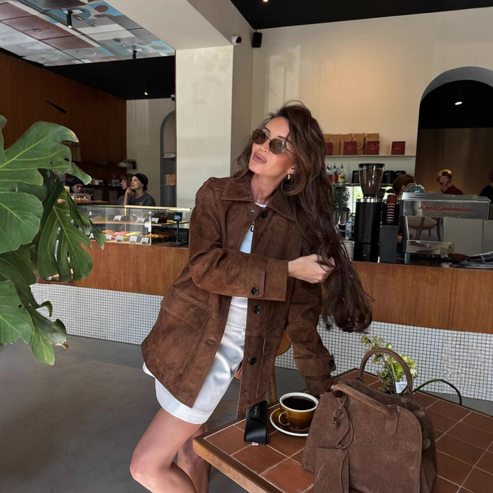 Women's short coat made of suede imitation with shirt collar and patch pockets Mune Fashion