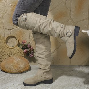 Ladies Over-The-Knee Boots Made Of Soft Suede with Decorative Buckle Detail Mune