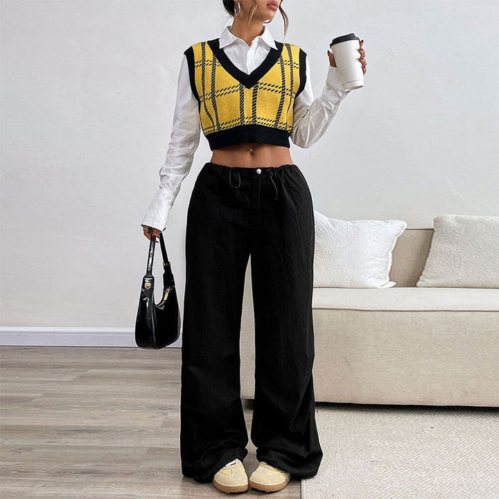 Women's short cut knitted vest with deep V-neck and Glencheck pattern