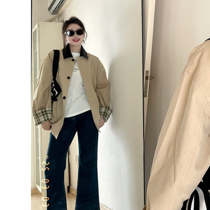 Women's short trench coat in oversized cut with contrast collar and checked cuff Mune Fashion