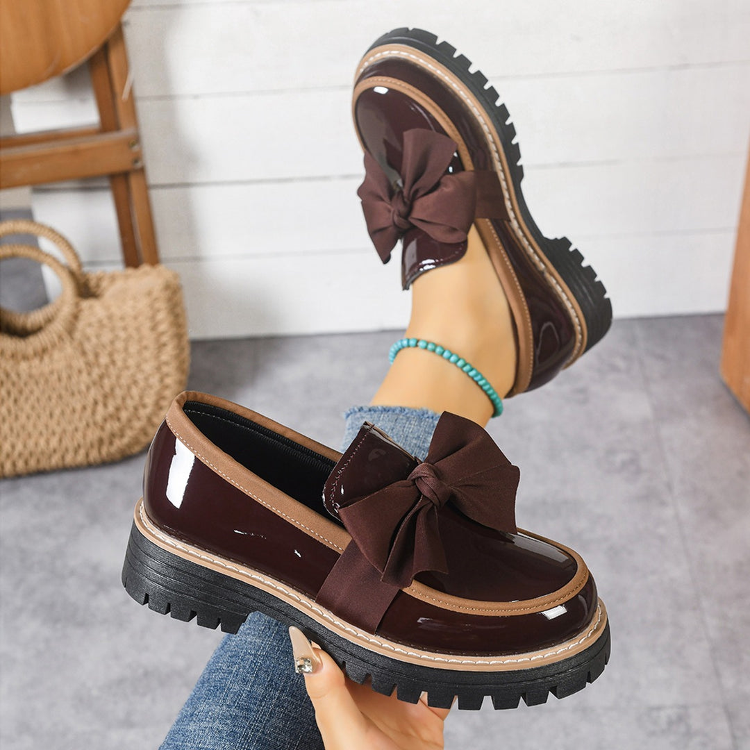 Women's patent leather loafers with large decorative bow and profiled rubber sole Mune Fashion