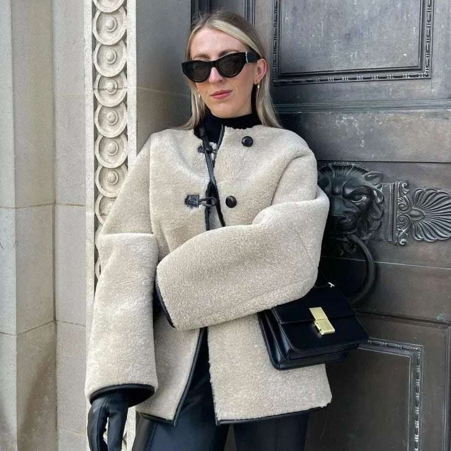 Women's short cut teddy jacket with toggle closure, round neckline and contrasting edges Mune Fashion