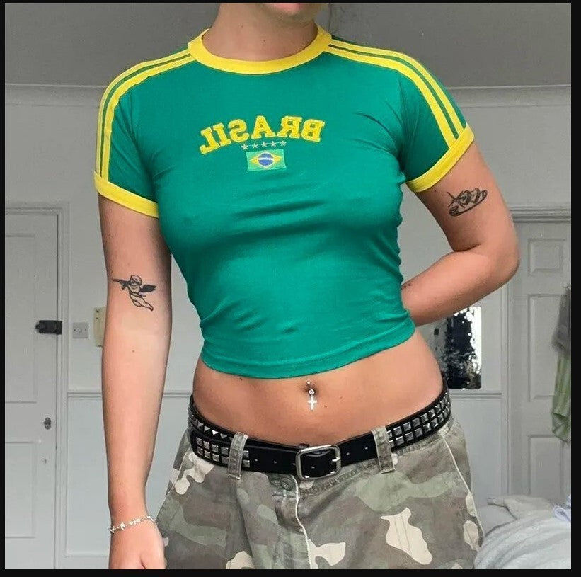 Women's fitted short-cut fan crop shirt with contrast collar and embroidered flag patch Mune Fashion