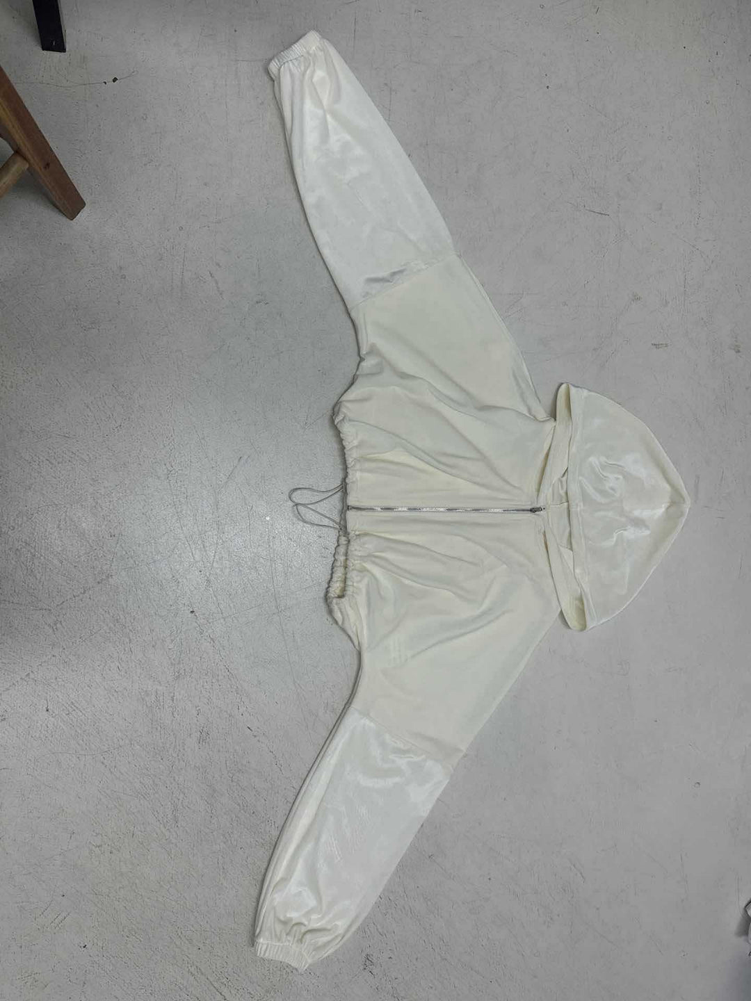 Women's cropped hoodie with drawstring at the waist, shiny satin look, front zipper and elastic cuffs Mune Fashion