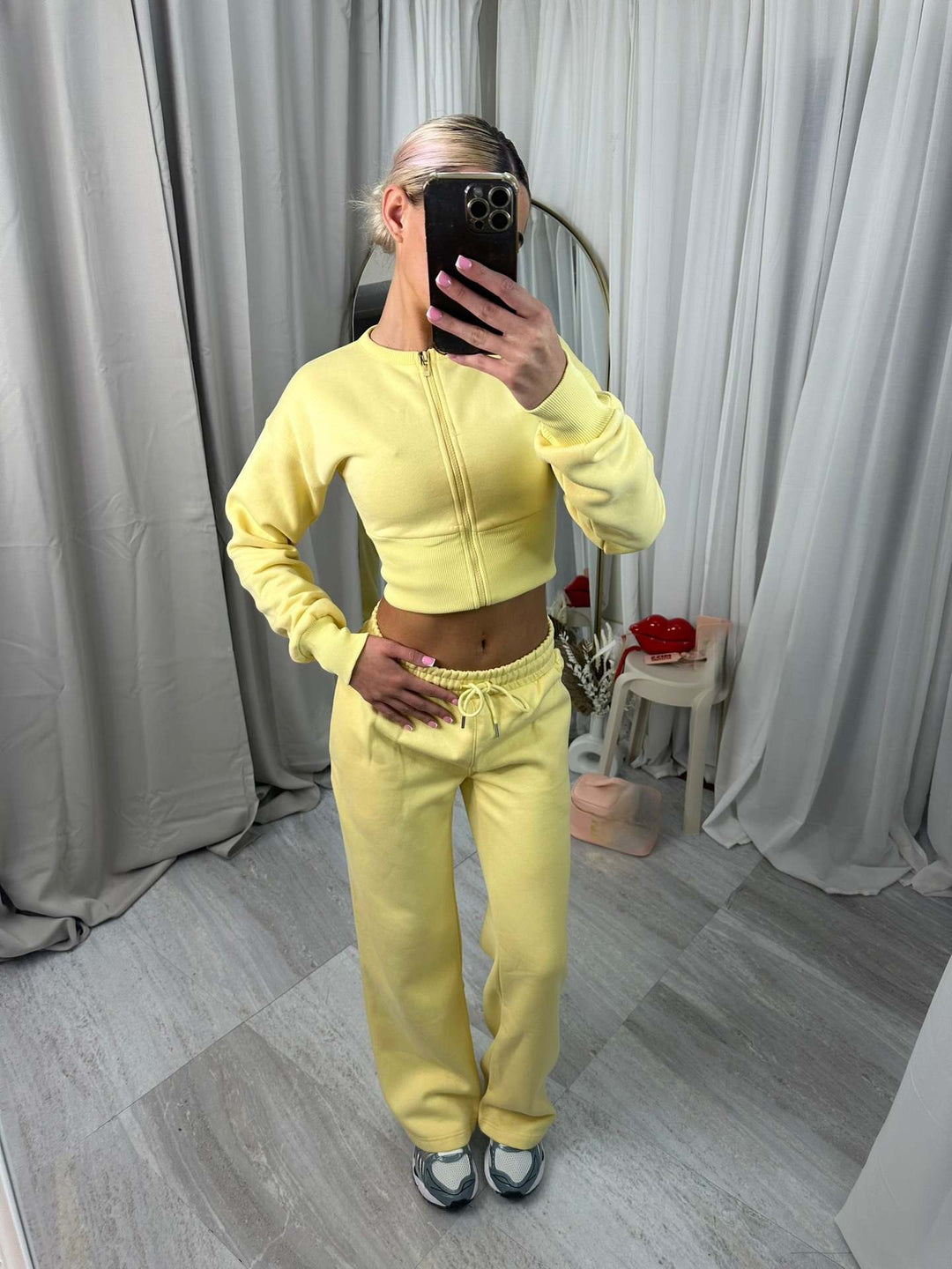 Women's short zip-cropped shirt with shaping waistband and wide relaxed sweatpants with drawstring Mune Fashion
