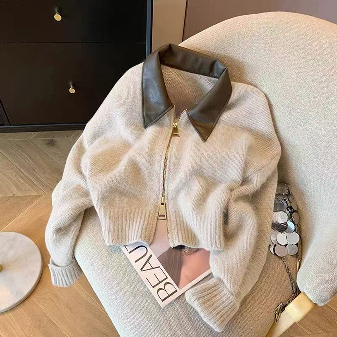 Women's short-cut knitted blouse with faux leather collar and gold-colored metal zipper Mune Fashion