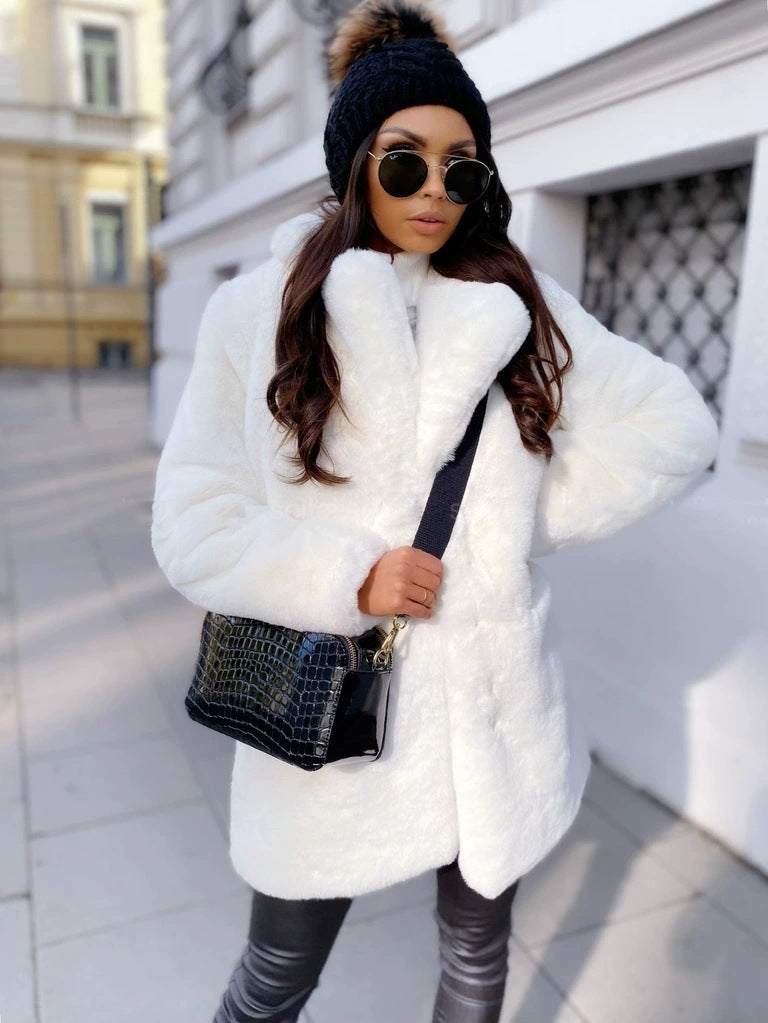 Women’s short coat made of luxurious faux fur with soft high pile and straight cut Mune Fashion