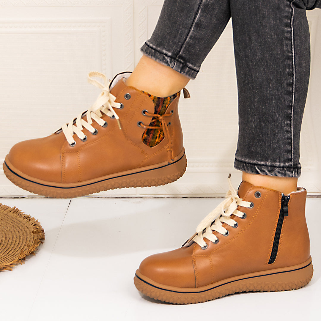 Women's padded lace-up ankle boots with side zipper and patterned rubber sole Mune Fashion