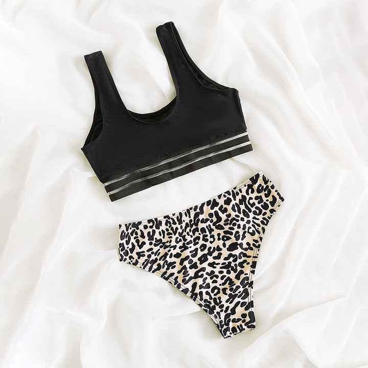 Ladies bikini set with sporty top and trendy leopard pattern Mune Fashion