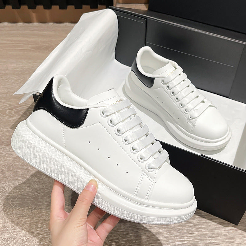 Unisex minimalist platform sneaker made of smooth synthetic leather with padded heel collar and cushioning lightweight sole Mune Fashion
